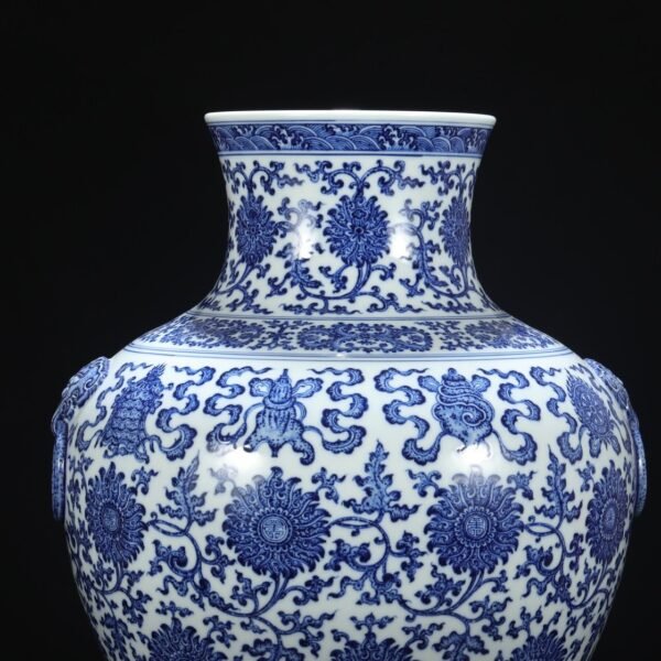 Old collection of Qing Dynasty Qianlong blue and white lotus with eight treasures shop head large vase - Image 2