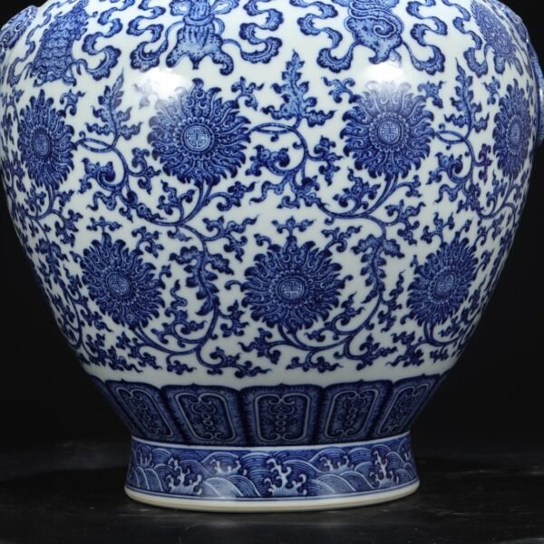 Old collection of Qing Dynasty Qianlong blue and white lotus with eight treasures shop head large vase - Image 6
