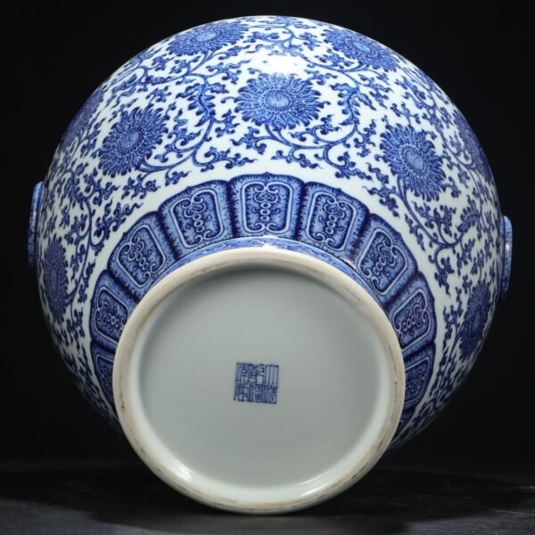 Old collection of Qing Dynasty Qianlong blue and white lotus with eight treasures shop head large vase - Image 8