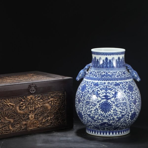 Old collection of Qing Dynasty Qianlong blue and white window longevity lotus pattern deer ear large vase