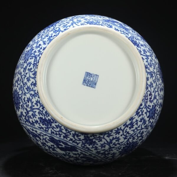 Old collection of Qing Dynasty Qianlong blue and white window longevity lotus pattern deer ear large vase - Image 4