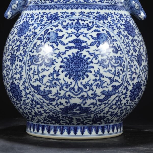 Old collection of Qing Dynasty Qianlong blue and white window longevity lotus pattern deer ear large vase - Image 6