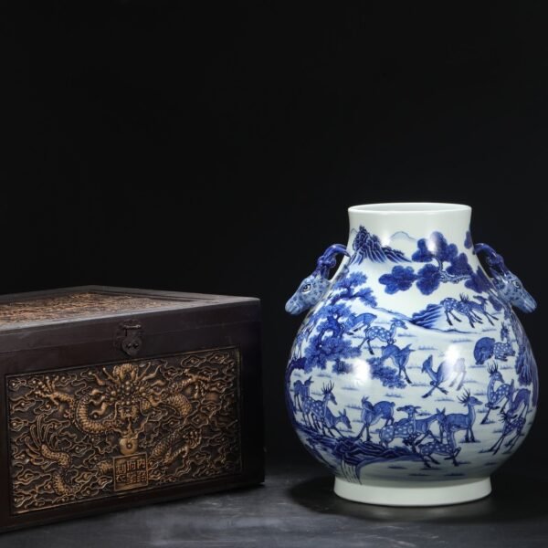 Old collection of Qing Dynasty Qianlong blue and white deer pattern deer ears large vase