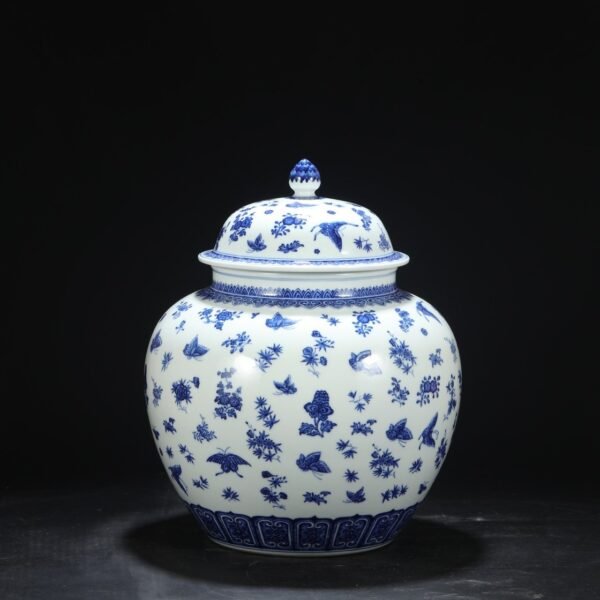 Old collection of Qing Dynasty Qianlong blue and white butterfly pattern general lidded jar - Image 2