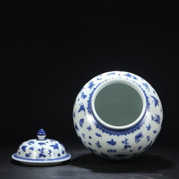 Old collection of Qing Dynasty Qianlong blue and white butterfly pattern general lidded jar - Image 3