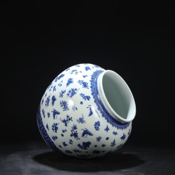 Old collection of Qing Dynasty Qianlong blue and white butterfly pattern general lidded jar - Image 4