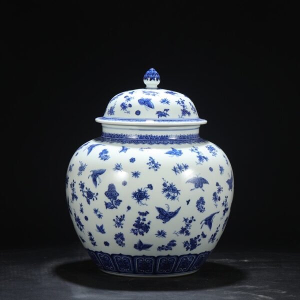 Old collection of Qing Dynasty Qianlong blue and white butterfly pattern general lidded jar - Image 5
