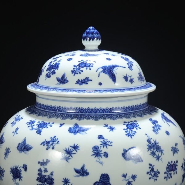 Old collection of Qing Dynasty Qianlong blue and white butterfly pattern general lidded jar - Image 6