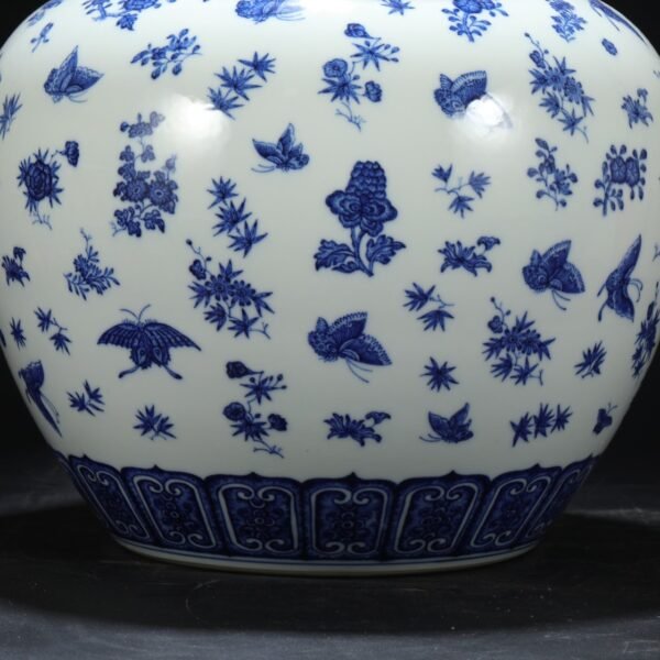 Old collection of Qing Dynasty Qianlong blue and white butterfly pattern general lidded jar - Image 7