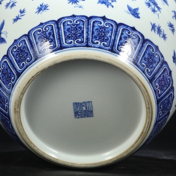 Old collection of Qing Dynasty Qianlong blue and white butterfly pattern general lidded jar - Image 8