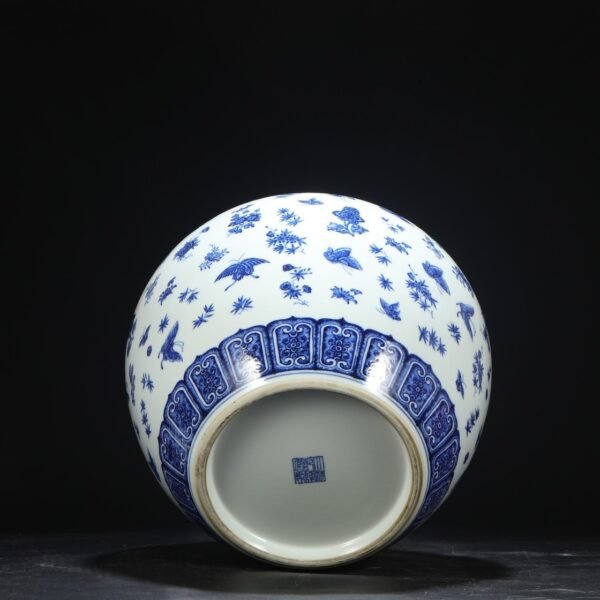 Old collection of Qing Dynasty Qianlong blue and white butterfly pattern general lidded jar - Image 9