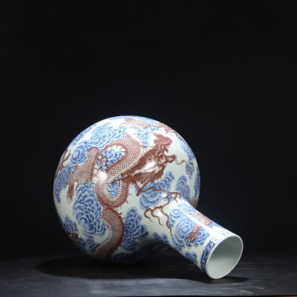 Old collection of Qing Dynasty Yongzheng blue and white underglaze red cloud dragon pattern large celestial globe vase - Image 3