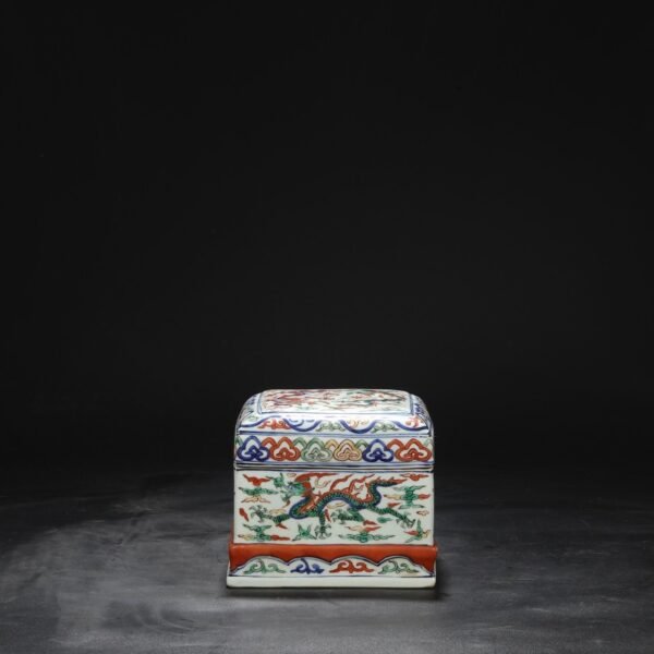 An old collection of a Ming Dynasty Wanli blue and white five-color coiled dragon pattern square lid box - Image 2