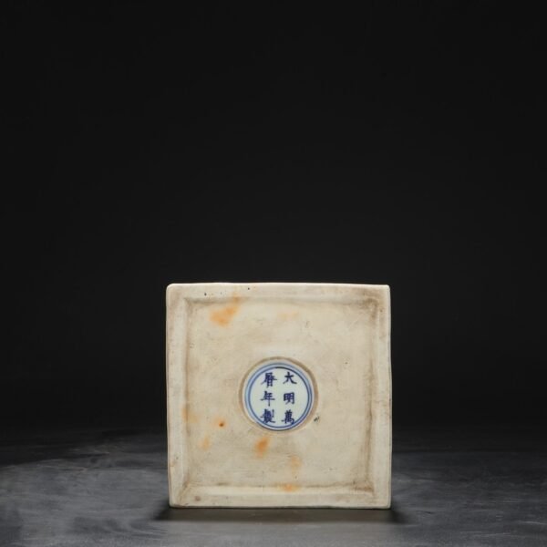 An old collection of a Ming Dynasty Wanli blue and white five-color coiled dragon pattern square lid box - Image 5