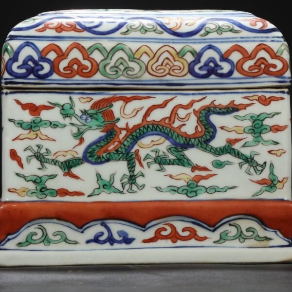 An old collection of a Ming Dynasty Wanli blue and white five-color coiled dragon pattern square lid box - Image 6