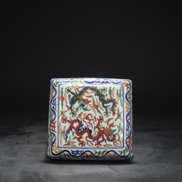 An old collection of a Ming Dynasty Wanli blue and white five-color coiled dragon pattern square lid box - Image 9