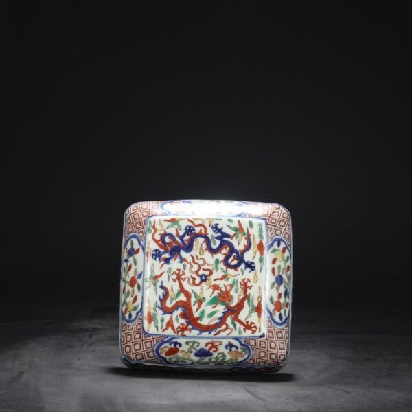 An old collection of a square box with blue and white multicolored cloud dragon patterns from the Wanli period of the Ming Dynasty. - Image 2