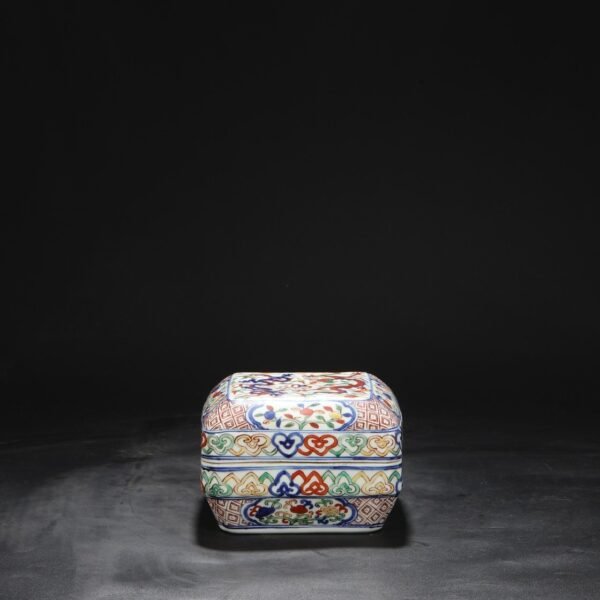 An old collection of a square box with blue and white multicolored cloud dragon patterns from the Wanli period of the Ming Dynasty. - Image 8