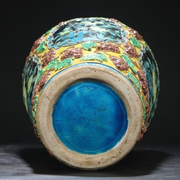 A large plum vase with a cover and decorated with enamel sculptures of grapes, rock flowers and windows from the Wanli period of the Ming Dynasty. - Image 3