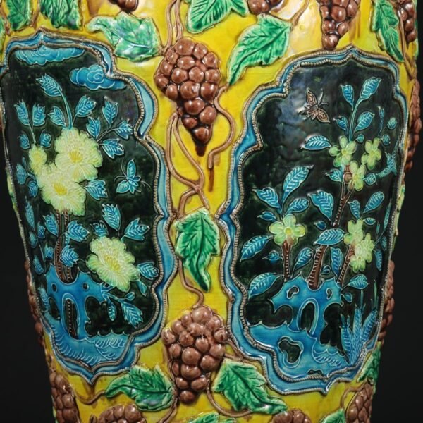 A large plum vase with a cover and decorated with enamel sculptures of grapes, rock flowers and windows from the Wanli period of the Ming Dynasty. - Image 7