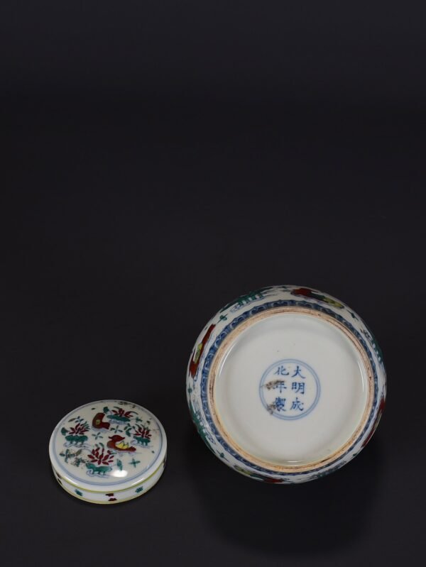Old Collection of Ming Chenghua Doucai Lotus Pond Pattern Jar - Image 7