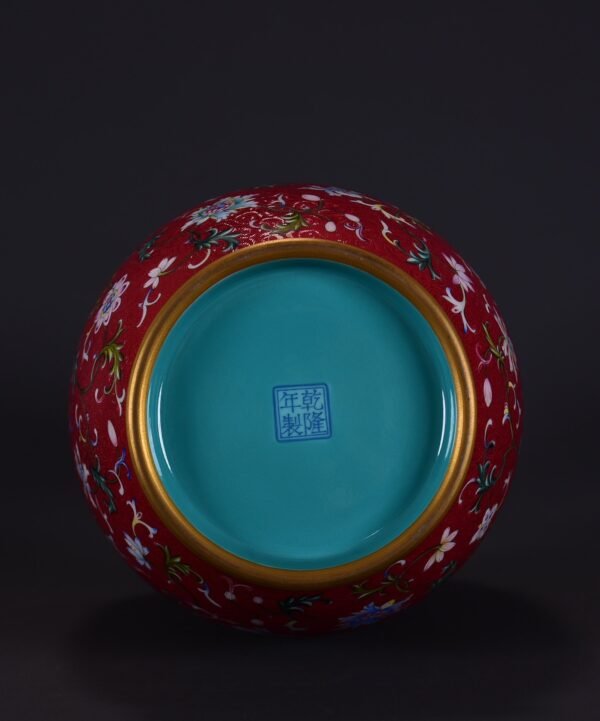 old collection of Qing Qianlong red-ground enamel lotus pattern coiled dragon gilt vase - Image 9