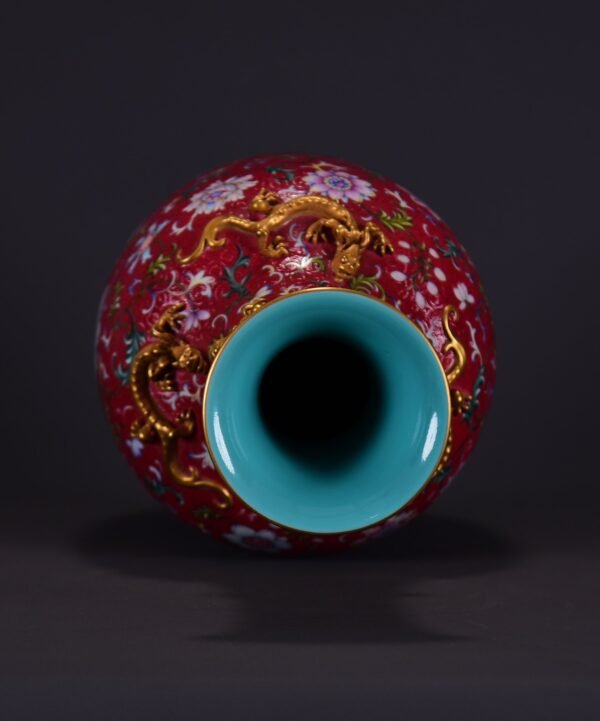 old collection of Qing Qianlong red-ground enamel lotus pattern coiled dragon gilt vase - Image 3