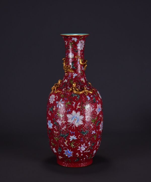 old collection of Qing Qianlong red-ground enamel lotus pattern coiled dragon gilt vase