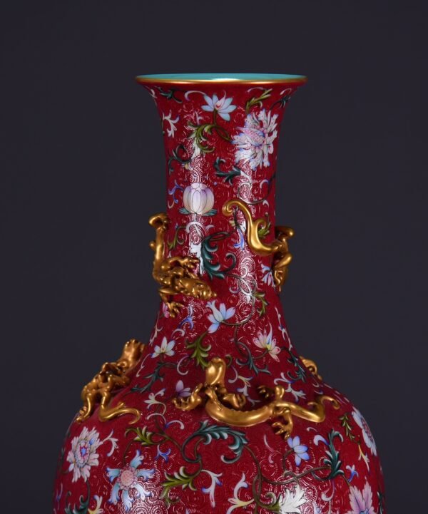 old collection of Qing Qianlong red-ground enamel lotus pattern coiled dragon gilt vase - Image 7