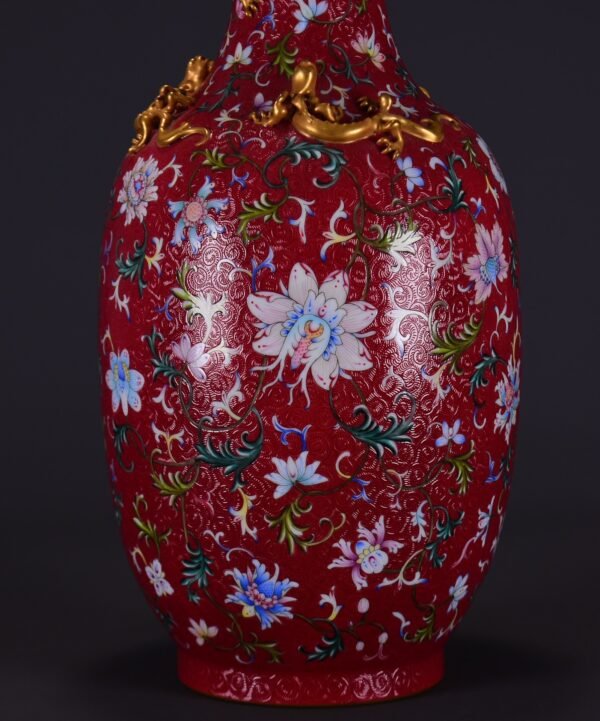 old collection of Qing Qianlong red-ground enamel lotus pattern coiled dragon gilt vase - Image 8