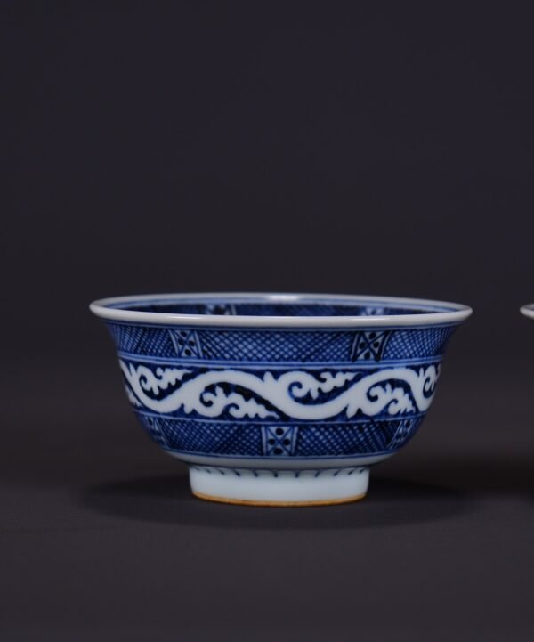 Old Collection of Ming Xuande Blue and White Tang Grass Pattern Bowl - Image 4