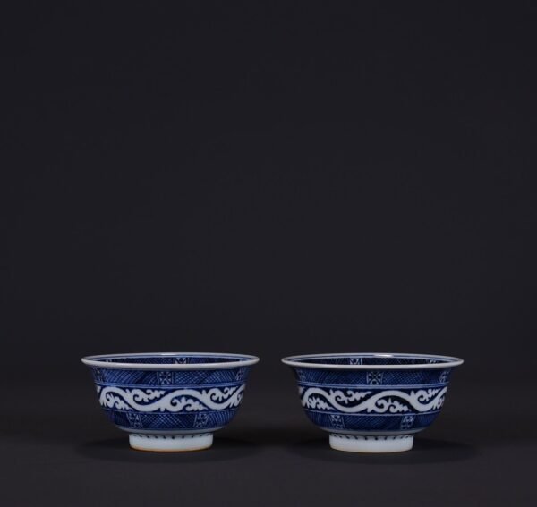 Old Collection of Ming Xuande Blue and White Tang Grass Pattern Bowl