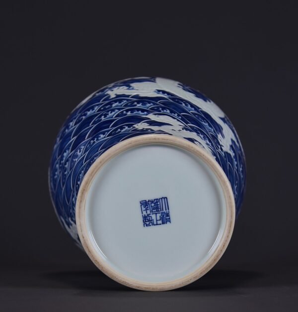 old collection of Qing Yongzheng blue and white sea water carving of a blue dragon - Image 9