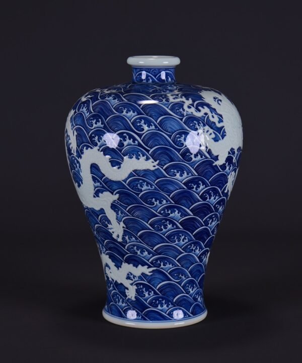 old collection of Qing Yongzheng blue and white sea water carving of a blue dragon - Image 2