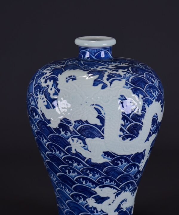 old collection of Qing Yongzheng blue and white sea water carving of a blue dragon - Image 8