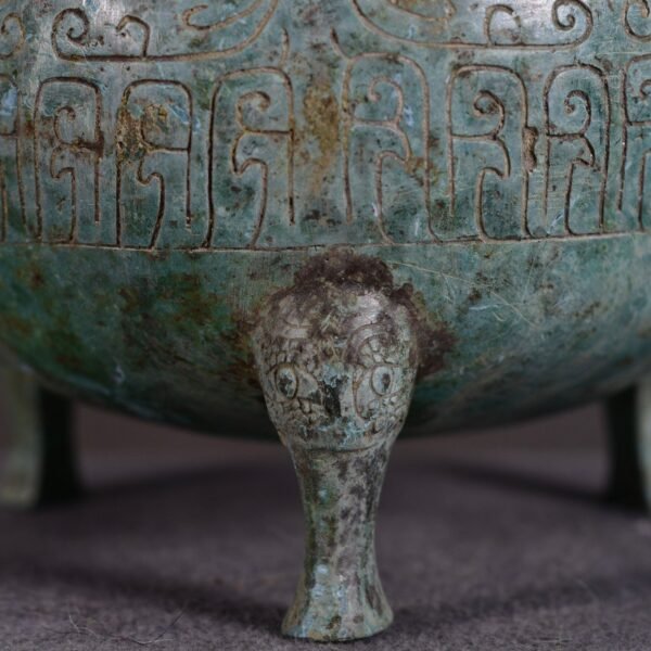 Shang Dynasty bronze tripod big belly jar - Image 8