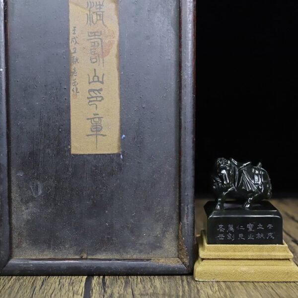 Old collection of wooden box Shoushan stone lying horse looking back button seal