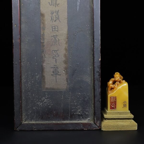 Old collection of wooden box Shoushan stone dragon button seal