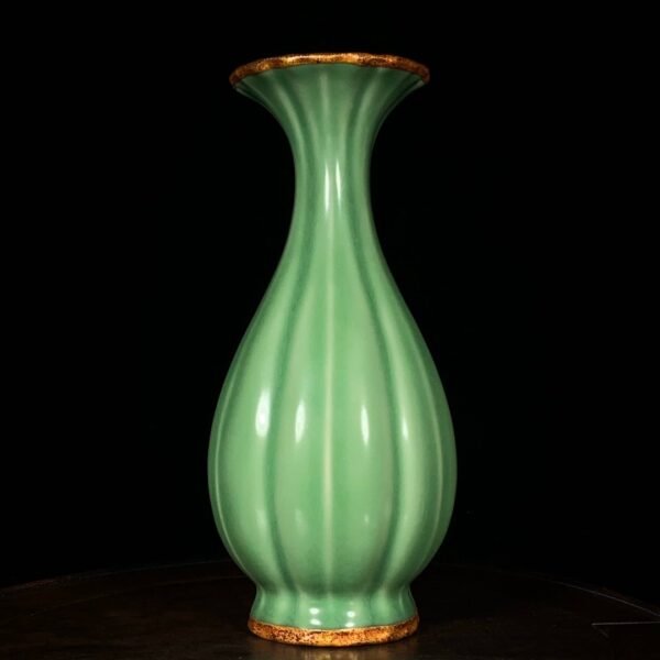 Song Longquan kiln plum green glaze flower mouth vase