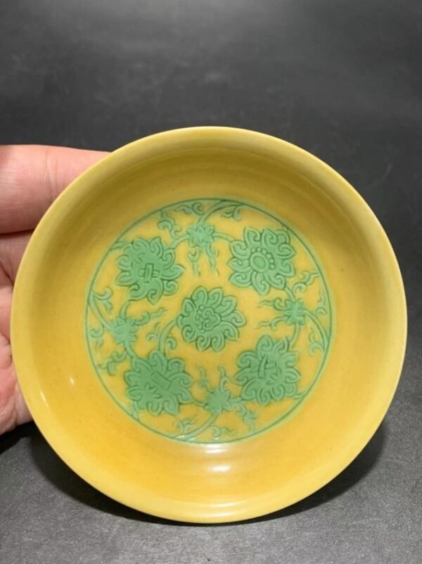 Ming Dynasty Wanli yellow and green lotus disk with intertwined branches