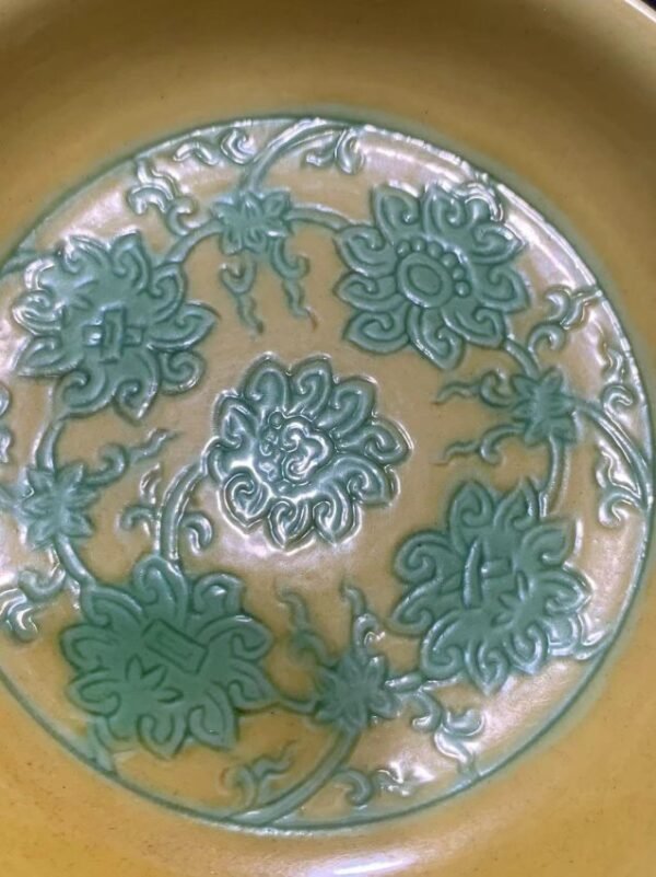Ming Dynasty Wanli yellow and green lotus disk with intertwined branches - Image 2