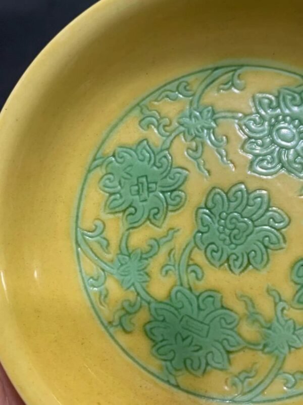 Ming Dynasty Wanli yellow and green lotus disk with intertwined branches - Image 3