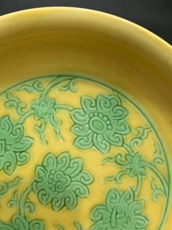 Ming Dynasty Wanli yellow and green lotus disk with intertwined branches - Image 4