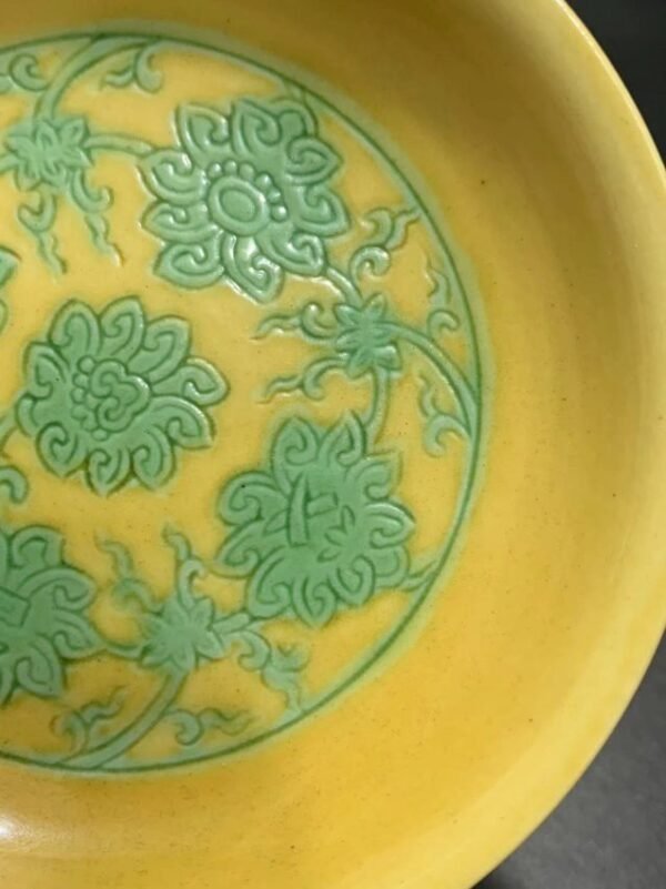Ming Dynasty Wanli yellow and green lotus disk with intertwined branches - Image 5