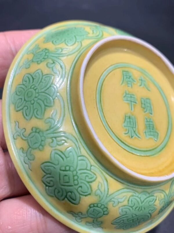 Ming Dynasty Wanli yellow and green lotus disk with intertwined branches - Image 7