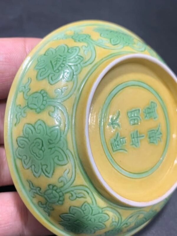 Ming Dynasty Wanli yellow and green lotus disk with intertwined branches - Image 8