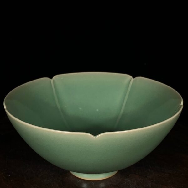 Song Dynasty Longquan Kiln plum green glaze sunflower-shaped bowl - Image 2