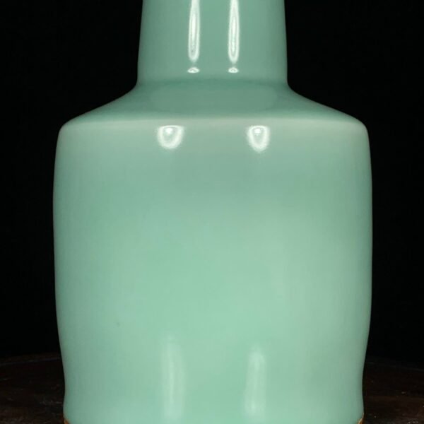 Song Dynasty Longquan kiln powder green glaze paper hammer bottle - Image 3