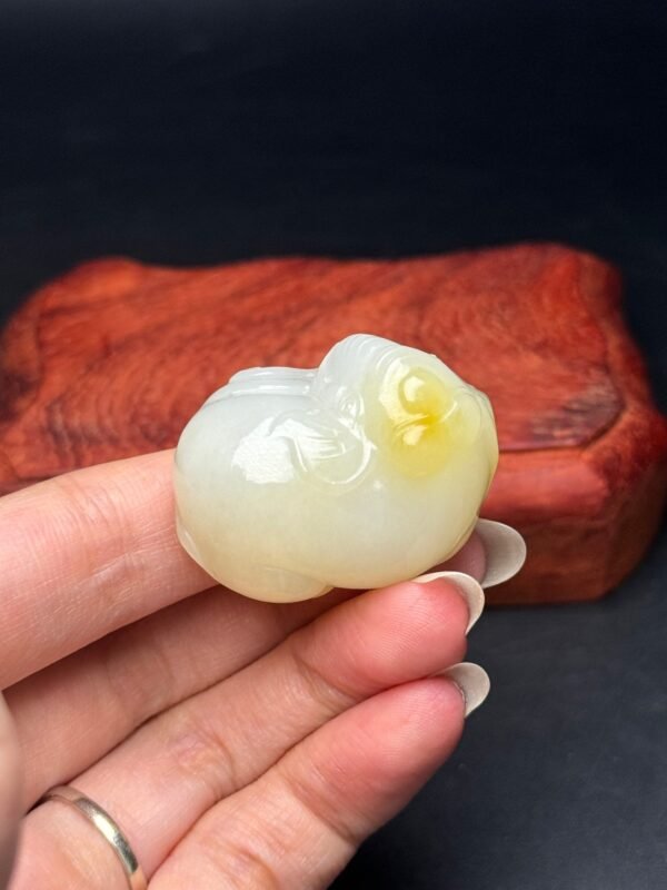 Hetian jade pendant elephant, auspicious, peaceful, exquisite and vivid shape