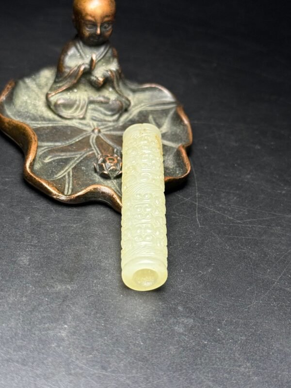 Hetian jade bridle, carved with Ruyi pattern, auspicious and auspicious, exquisite shape